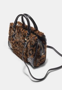 Borsa in pelliccia sintetica con motivo leopardato, dettagli in pelle nera, doppi manici, tracolla staccabile e accessori in metallo dorato.