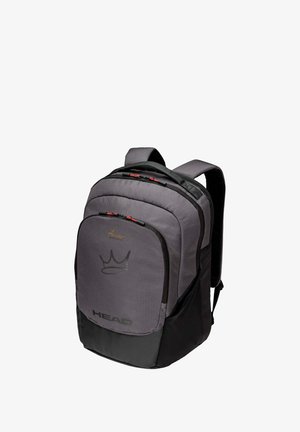 Mochila negra y gris oscuro con correas acolchadas, dos compartimentos con cremallera y logo de la marca en el bolsillo frontal.