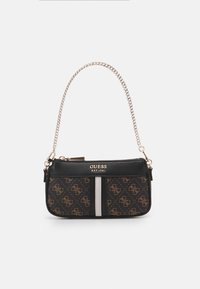 Petit sac à main noir Guess avec motif logo marron, une bande blanche centrale, une bandoulière chaîne dorée et une fermeture zippée sur le dessus.