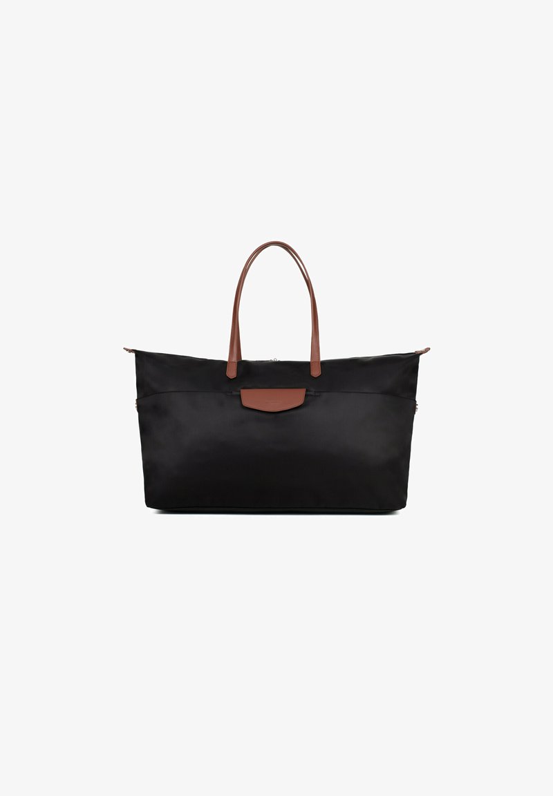 Borsa tote nera in nylon con manici in pelle marrone, forma rettangolare, chiusura con zipper e un accento in pelle coordinato sulla parte frontale.