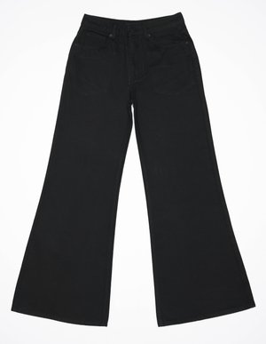 Jeansi negri cu midiuri largi, din denim. Au închidere cu buton, cinci buzunare și detalii de cusătură pe talie și la margini.