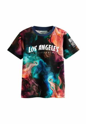 Tričko s krátkým rukávem má barevný abstraktní vzor ve odstínech modré, zelené, červené a fialové, s textem "LOS ANGELES" v bílé barvě.