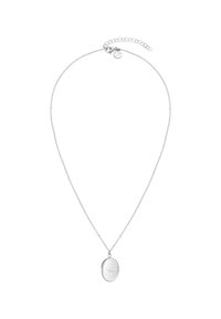 Zilveren ketting met een fijne schakel en een ovale hanger met een verhoogd sterontwerp, dat een gepolijste oppervlakte en subtiele glans toont.