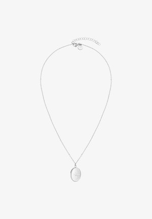 Zilveren ketting met een fijne schakel en een ovale hanger met een verhoogd sterontwerp, dat een gepolijste oppervlakte en subtiele glans toont.