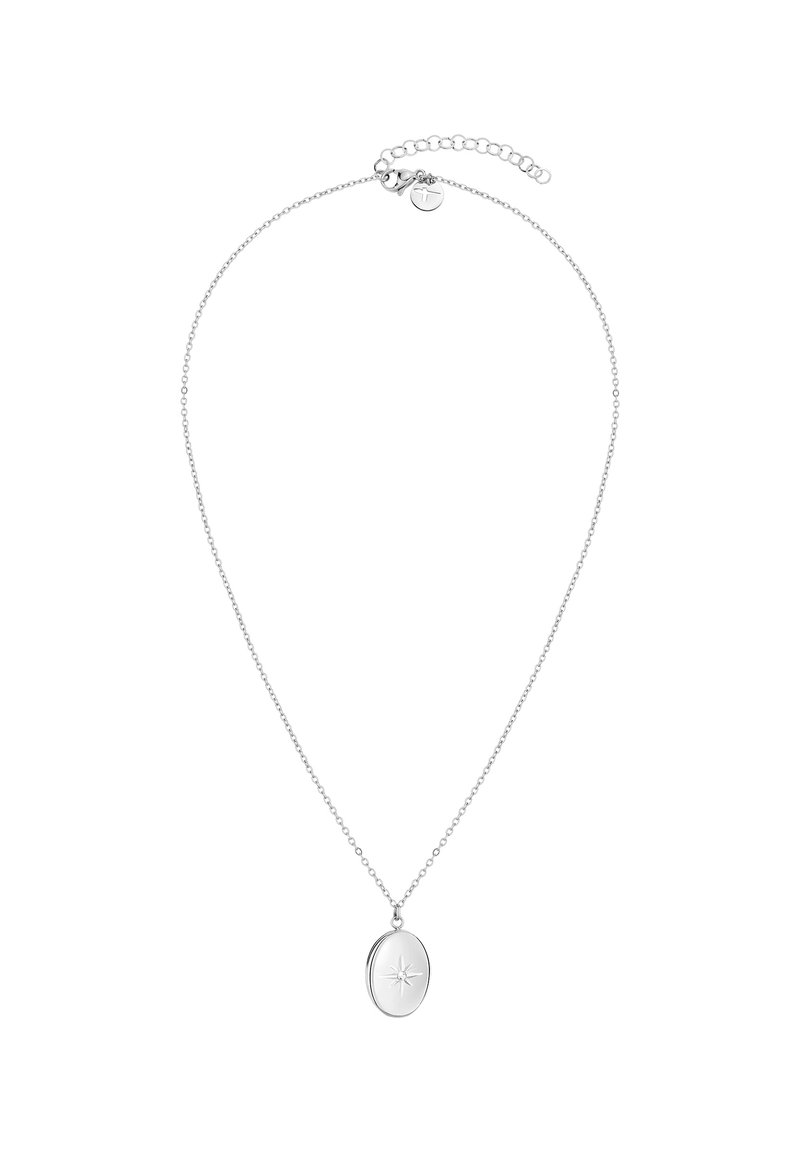 Zilveren ketting met een fijne schakel en een ovale hanger met een verhoogd sterontwerp, dat een gepolijste oppervlakte en subtiele glans toont.
