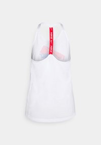 Canottiera sportiva bianca con design a schiena scoperta. Presenta una banda con il logo Nike rosso e una vestibilità leggermente ampia. Tessuto morbido e traspirante.