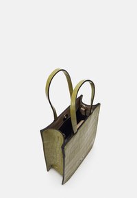 Borsa tote in ecopelle verde con texture a coccodrillo e dettagli neri. Presenta due manici corti e un design a apertura superiore.