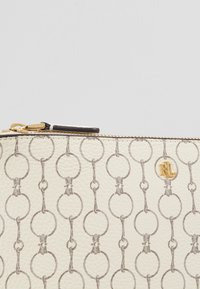 Gräddfärgad läderpouch med grå länkad cirkelmönster och en liten guld RL-logotyp nära det övre högra hörnet.