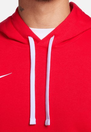 Sweat à capuche rouge avec un cordon de serrage blanc, tissu texturé, et un petit logo blanc sur la poitrine. Design simple avec une coupe décontractée.