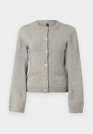 Lys grå strikket cardigan med rund halsudskæring, lange ærmer og guldfarvede knapper ned foran. Har to forlommer.