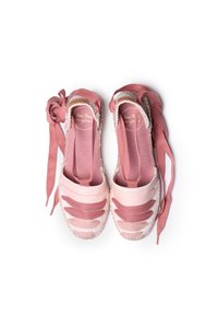 Vaaleanpunaiset espadrillot, joissa on leikattu muotoilu, kankainen päällinen, kudottu juteepohja ja pitkät kangasnauhat. Pehmeä rakenne, jossa on nauha-akseli sivussa.