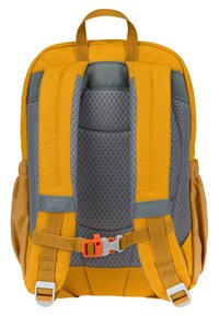 Zaino in tessuto giallo con imbottitura in rete grigia, spallacci regolabili, fibbia frontale e tasche laterali. Texture liscia con un design robusto.