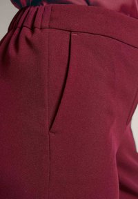 MADELEINE Stoffhose - ruby red