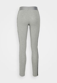 Leggings cinzentos claros com riscas laterais pretas e uma larga cintura cinza, exibidos contra um fundo branco liso.