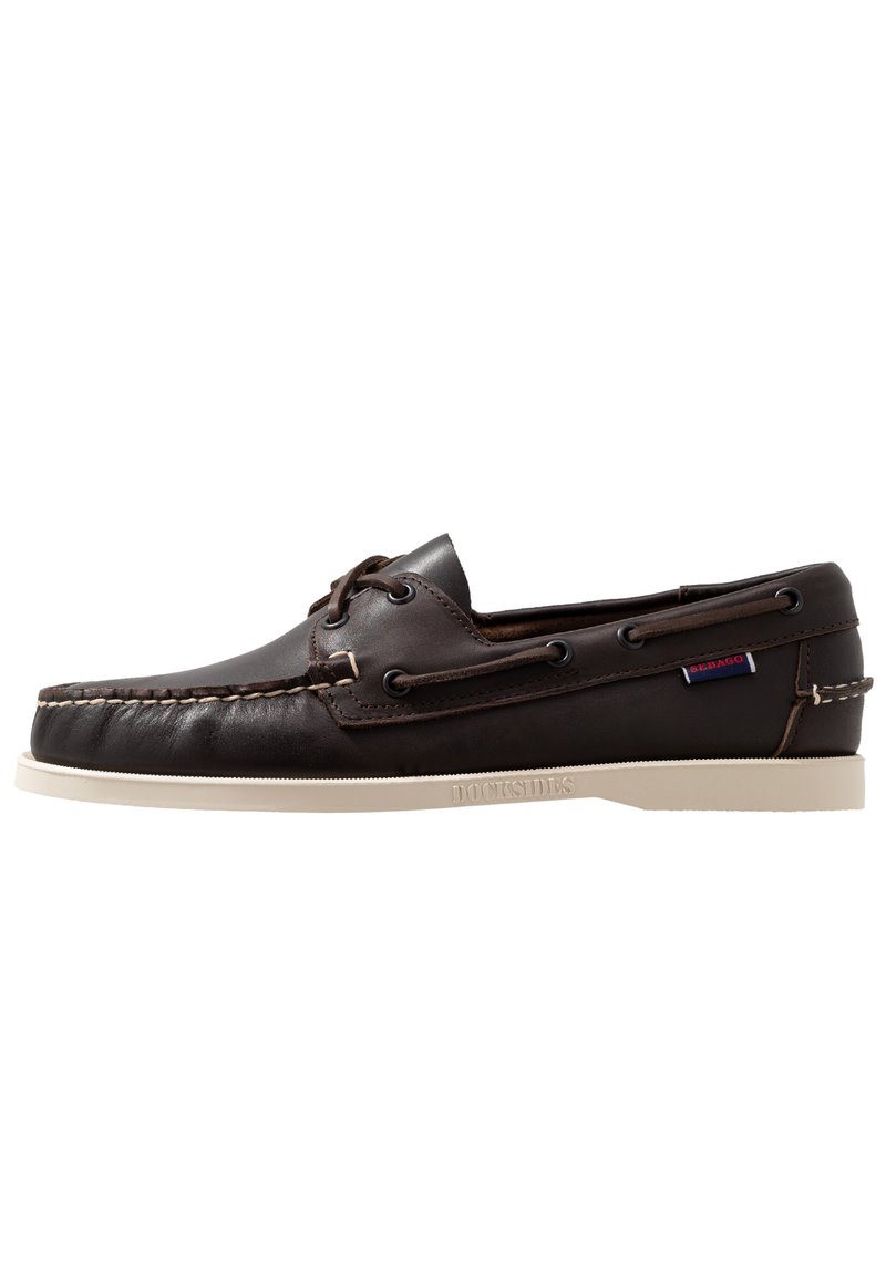 Braune Lederbootsschuhe mit weißer Gummisohle, genähten Details und Ösen. Mit einer weichen, abgerundeten Zehenpartie und einem seitlichen Logoakzent.