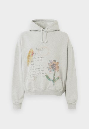 Grijze hoodie met een ruime capuchon en koordjes. Heeft florale en handgeschreven graphics in kleuren zoals roze en geel aan de voorkant.