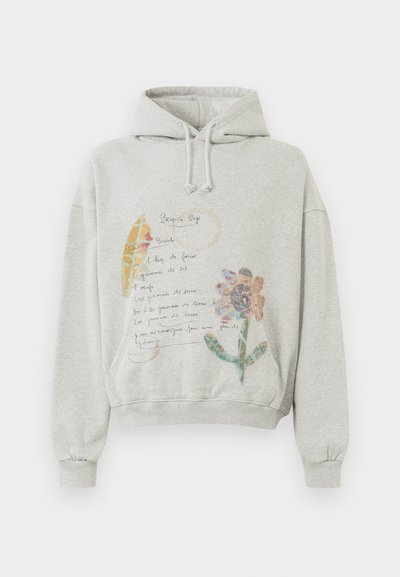 Sivá mikina s priestrannou kapucňou a šnúrkami. Na prednej strane sú květinové a ručne písané grafiky v farbách ako ružová a žltá.