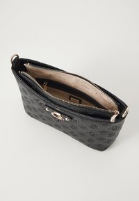 Borsa nera in pelle texturizzata, con chiusura a zip e dettagli in oro. L'interno è foderato in beige e presenta scomparti.