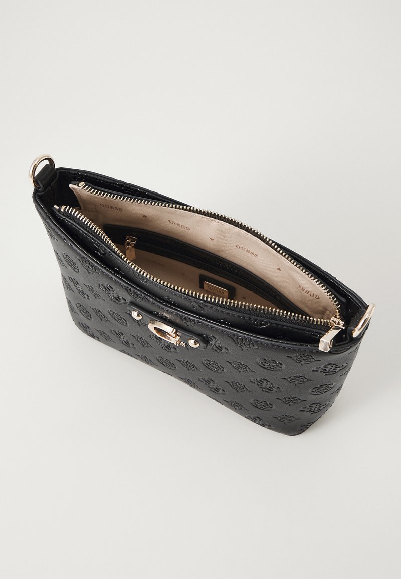 GUESS Gerty Borsa A Spalla Convertibile Donna – Tracolla Flap Logo Nero, Dimensioni Medie 24x12x6 Cm - 4