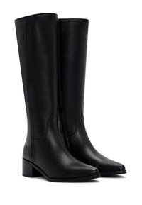 Botas de cuero negras hasta la rodilla con una superficie ligeramente texturada, punta afilada y tacón grueso. Incluyen un sutil detalle de costura y un diseño limpio.