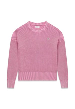 Maglione rosa lavorato a maglia con scollo tondo, orlo e polsini a coste, con un piccolo logo triangolare sul lato sinistro del petto. Motivo testurizzato su tutta la superficie.