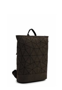 Tumepruunis kangas, geomeetrilise mustriga ja mustade õmblustega ristkülikukujuline seljakott. Omab pealmist käepidet ja reguleeritavat õlarihma.