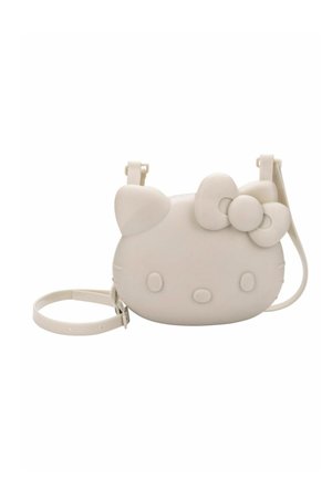 Biała silikonowa torba w kształcie głowy kreskówkowego kota, z zaokrąglonymi uszami, ozdobą w formie kokardki oraz paskiem do noszenia. Gładka faktura.