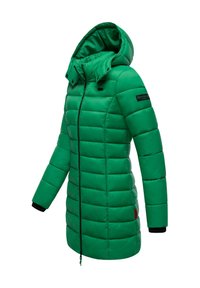 Cappotto imbottito verde con cappuccio, caratterizzato da un design trapuntato, chiusura con zip e polsini neri. Leggero e elegante.