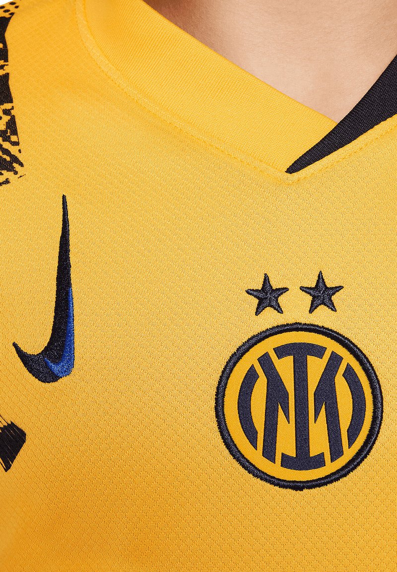Maillot de sport jaune avec des accents noirs, présentant un design en V, un logo Nike brodé et le blason de l'Inter Milan avec deux étoiles au-dessus.