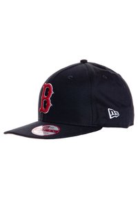 Il cappellino da baseball nero presenta un logo "B" ricamato rosso nella parte anteriore, tessuto testurizzato e una visiera piatta. Sul lato è presente un dettaglio del logo bianco.