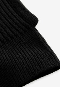Schwarzer gestrickter Schal mit gerippter Textur, aus weich und dickem Garn gefertigt. Die Kanten sind sauber verarbeitet, was die Haltbarkeit erhöht.