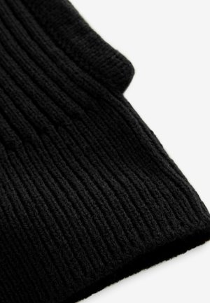 Schwarzer gestrickter Schal mit gerippter Textur, aus weich und dickem Garn gefertigt. Die Kanten sind sauber verarbeitet, was die Haltbarkeit erhöht.