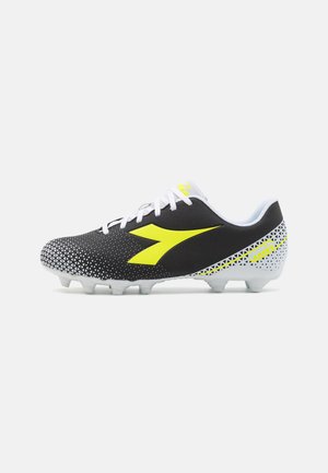 Chaussure de football noir et blanc avec un logo jaune et des motifs géométriques, lacets blancs, crampons moulés et col rembourré.