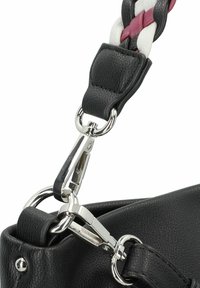 Sac en cuir noir avec une sangle tressée, présentant des accents blancs, gris et bordeaux. Comprend un fermoir en argent et des détails métalliques.