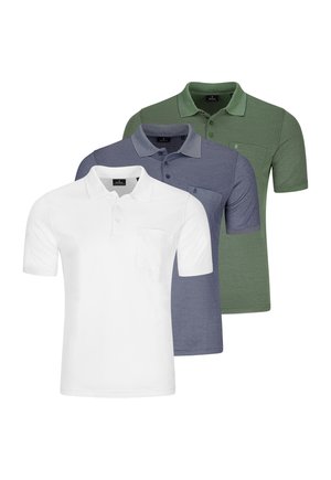 Kolme lyhythihainen poolopaitaa, joissa on kaulukset ja rintataskut, väreissä valkoinen, sininen ja vihreä, järjestetty porrastettuun pinoon.