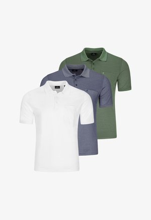 Trzy krótkie koszulki polo z kołnierzykami i kieszeniami na piersi w kolorach białym, niebieskim i zielonym, ułożone w przesuniętą stos.