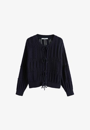 Cardigan en tricot marine avec tissage ouvert, col rond et fermeture à cordon. Motif texturé avec manches longues et ourlet côtelé.
