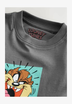 Pilkos spalvos crewneck stiliaus džemperis su spalvingu animacinio personažo grafiniu paveikslėliu – personažas turi rudą kailį, ryškius dantis ir išraiškingas veido ypatybes.