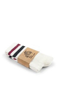 Białe skarpetki z czerwonymi i czarnymi paskami, wykonane z materiału prążkowanego, z brązową papierową opaską z graficznym wzorem.