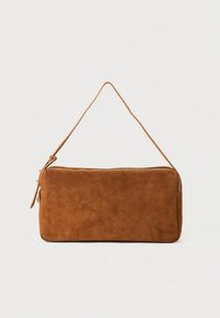 Bolso de hombro rectangular de ante marrón con una correa delgada y cierre superior con cremallera sobre un fondo liso.