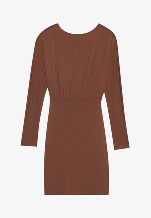 Ruskea pitkähihainen mekko, joka on valmistettu pehmeästä kankaasta. Mekossa on kerätty vyötärö ja pyöreä pääntie. Sileä pinta ja istuva siluetti.