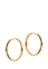 Złote kolczyki w formie obrączek o skręconym wzorze, z gładką powierzchnią i wypolerowanym wykończeniem, podkreślające ich okrągły kształt.