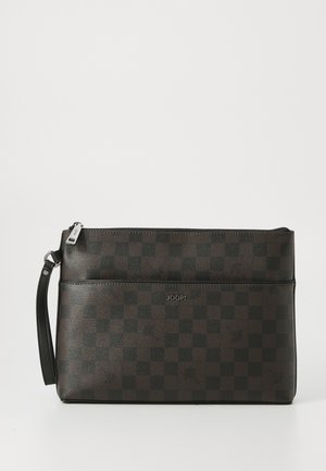 Braune Leder-Clutch mit karierter Musterung, Reißverschluss und abnehmbarem Handgelenkriemen. Graviertes Logo auf der Vorderseite.