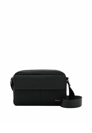 Bolso bandolera rectangular negro con correa ajustable, bolsillo delantero con solapa y cierre de cremallera, con la marca "Reiss" en la esquina inferior derecha.