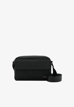 Bolso bandolera rectangular negro con correa ajustable, bolsillo delantero con solapa y cierre de cremallera, con la marca "Reiss" en la esquina inferior derecha.