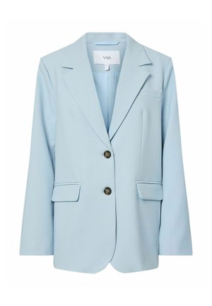 Ανοιχτό μπλε σακάκι με δύο κουμπιά μπροστά, πέτα με χαραγή, τσέπες με καπάκια και μια τσέπη στο στήθος, απεικονισμένο σε λευκό φόντο.