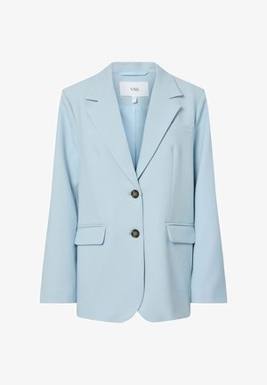 Ljusblå kavaj med två framknappar, käglapelskrage, fickor med lock och en bröstficka, visas på vit bakgrund.