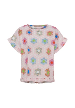 Lyserød bluse med korte ærmer og flæsekant, med farverige blomsterhexagonmønstre i blå, grøn, orange, rød og hvid.