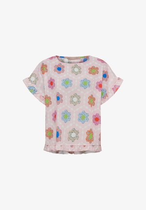 Lyserød bluse med korte ærmer og flæsekant, med farverige blomsterhexagonmønstre i blå, grøn, orange, rød og hvid.