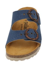 Sandalo scivoloso in tela blu con due fibbie in legno marrone, suola intermedia in sughero e interno in suede beige, con una suola esterna testurizzata.